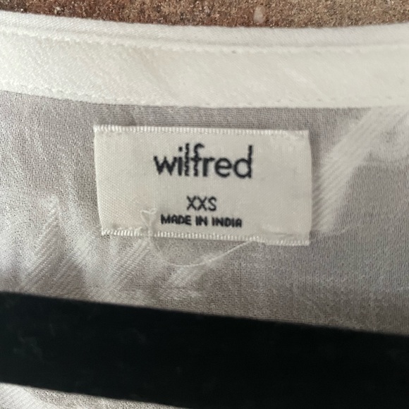 ❣️SOLD❣️ ARITZIA WILFRED | White Cropped Sheer Blouse with Textured Leaves - Picture 2 of 3